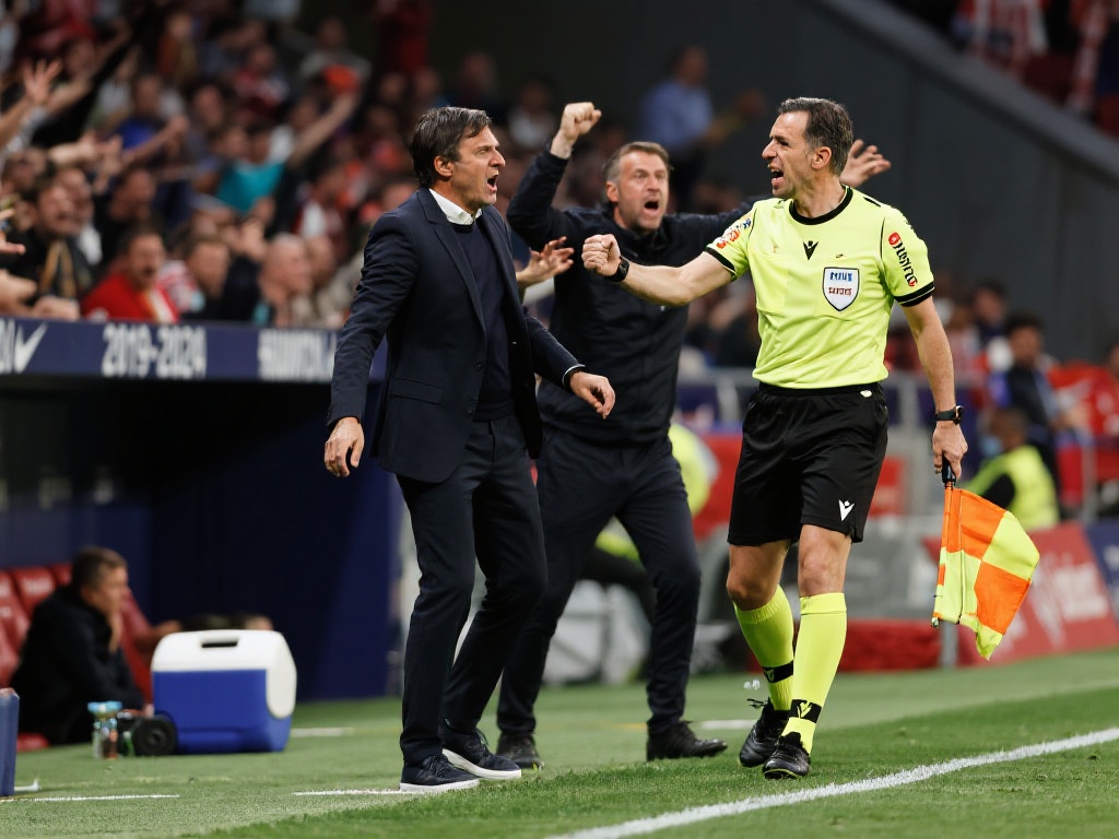 安切洛蒂呼吁裁判加强对主帅的尊重,西甲教练会面聚焦公平执裁 以往在西甲联赛中,不乏因为裁判与教练的矛