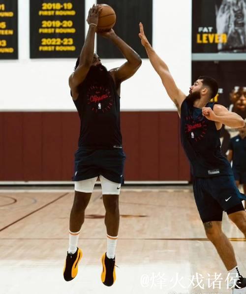 莱昂纳德休赛期进行膝盖手术 恢复尚未完全 莱昂纳德休赛期进行膝盖手术 恢复尚未完全